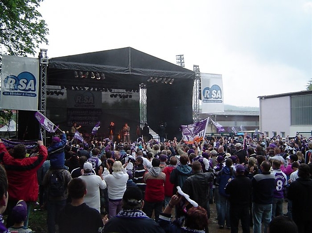 44 Mannschaft kommt ...