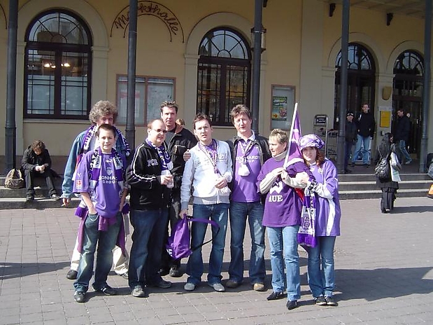 04 Reisegruppe vorm Bahnhof