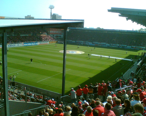 Blick von der Ecktribüne