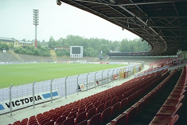 07.07.2006 Rote Schalensitze auf der Tribüe