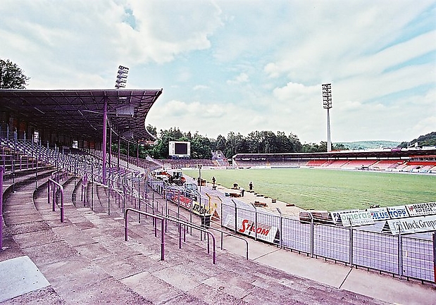 10.6.2011 Letzte Arbeiten am neuen Rasen
