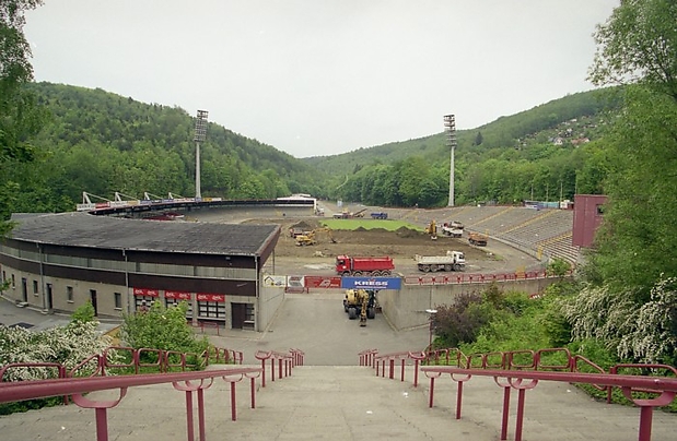 26.05.2004 Der alte Rasen wird entfernt