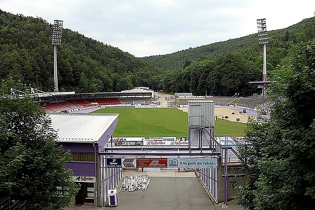 9.6.2011 Verlegungsarbeiten am neuen Rasen