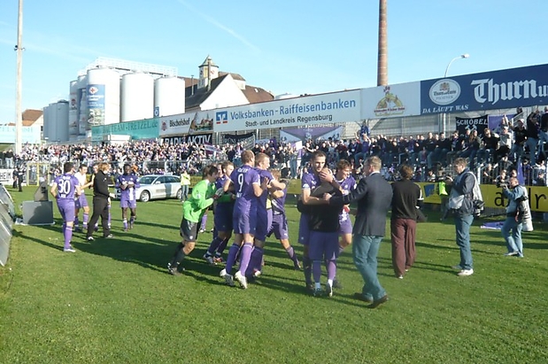 Mannschaft tanzt vorm Block