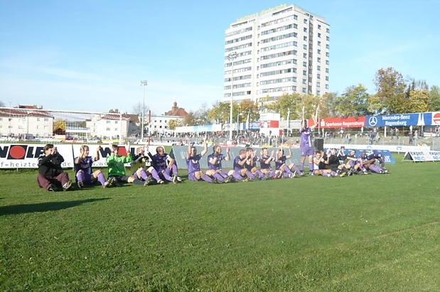 Mannschaft sitzt vorm Block