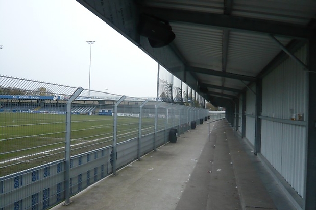 13 Überdachte Hintertorseite mit 3 Stehtraversen