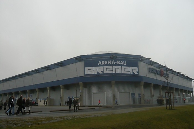 Blick vom Parkplatz auf die Paragon-Arena