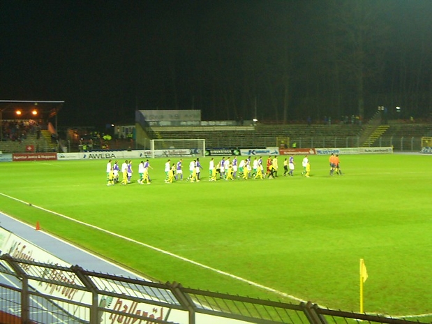 Die Mannschaften laufen auf!