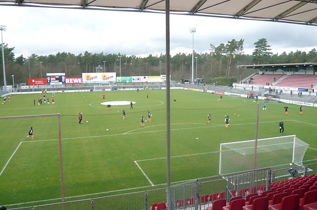 Hardtwaldstadion. Beide Teams beim warmmachen