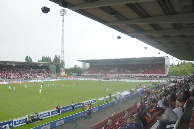 Beginn der Partie - Aue hat Anstoss