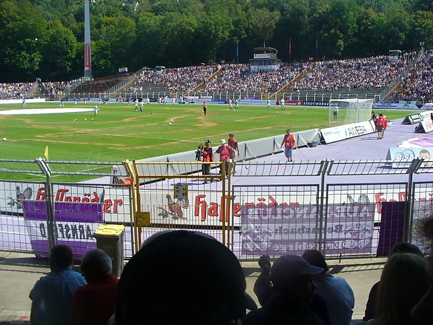010 Ein Fernsehteam jagt das andere