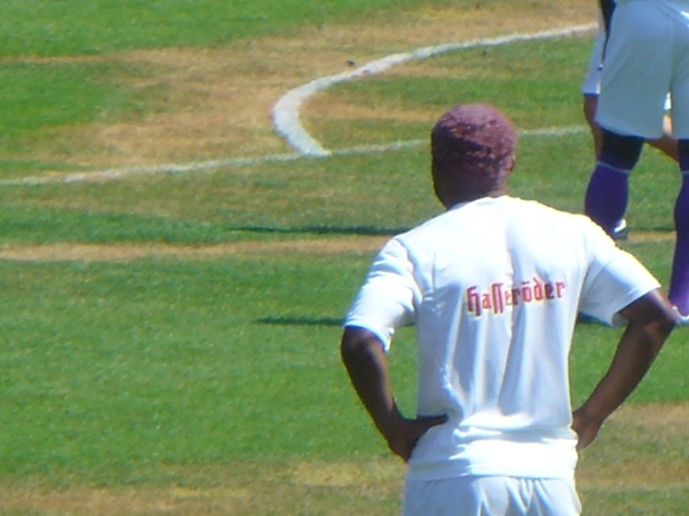 012 Bashiru Gambo mit lila Haarpracht