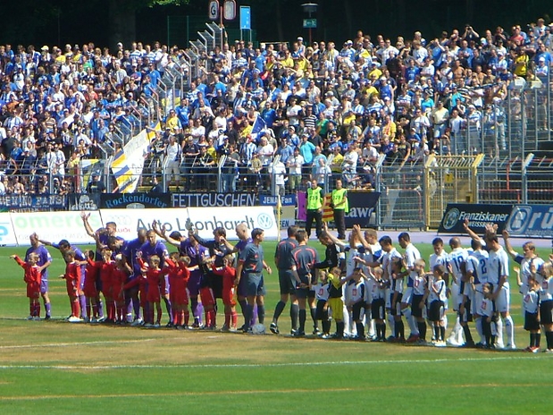 013 Die Mannschaften sind auf dem Feld