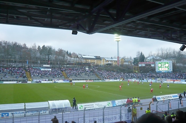 Sonderzug fährt mit Signal vorbei