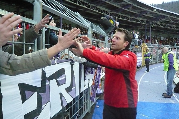 Trainer Schmitt am Zaun von Block OP