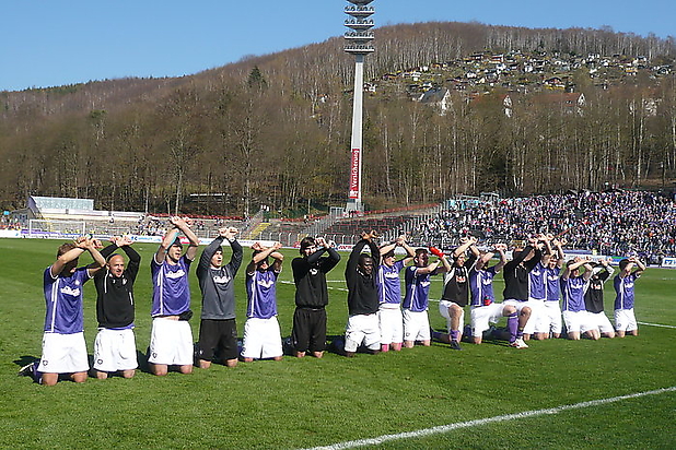 Schon ein Ritual  nach dem Spiel, Mannschaft macht die Hämmer vor der O, P, N - Kurve