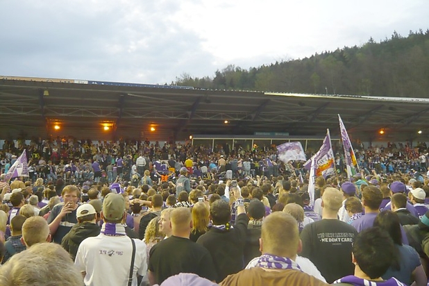 Fans feiern um 20.11 Uhr