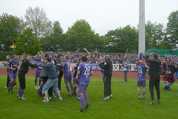 Auch die nicht eingesetzten Spieler feierten nach dem Abpfiff ausgelassen den Aufstieg