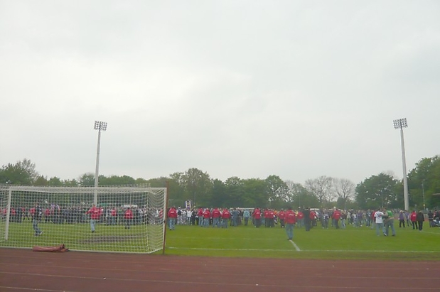 Bis hierher und nicht weiter - Auer Fans warten auf die Mannschaft nach dem Spiel
