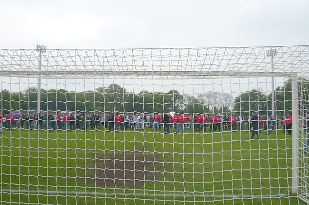 Warten auf die Spieler, Auer Fans nach dem Spiel an der Absperrlinie