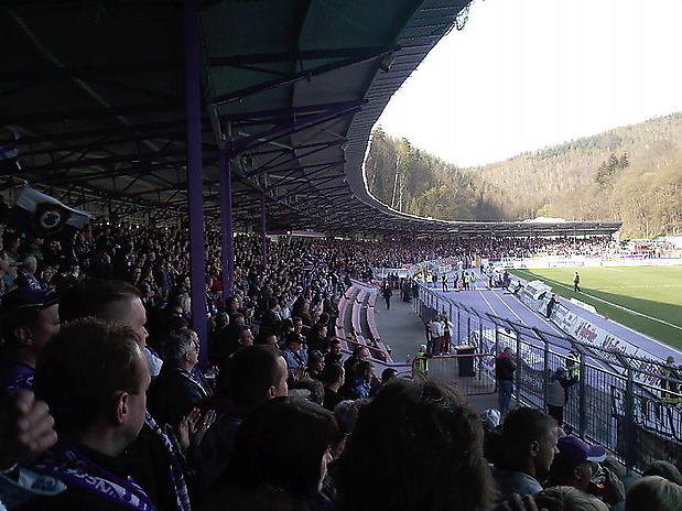 Tribüne gut besucht
