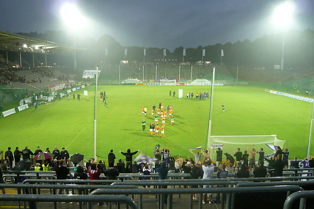 Fans erwarten Spieler zum Abklatschen