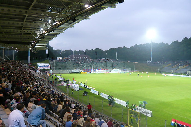 Rundblick ins Stadion am Zoo Wuppertal