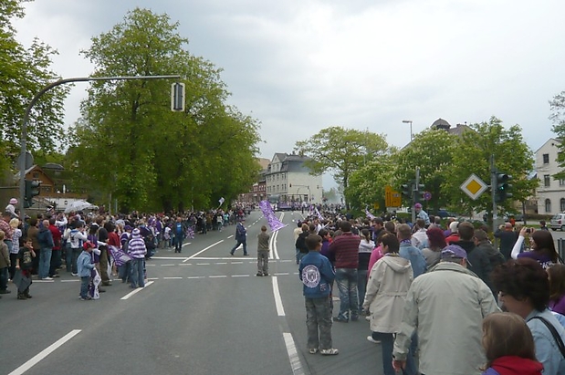 Der Erste Truck biegt gegen 15.27 Uhr ein