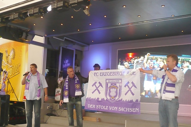 Unterhaltung mit Böttcher und Fischer von Radio RSA. Der Mann in der Mitte aus Bad Schlema bekam seine geklaute Fahne wieder