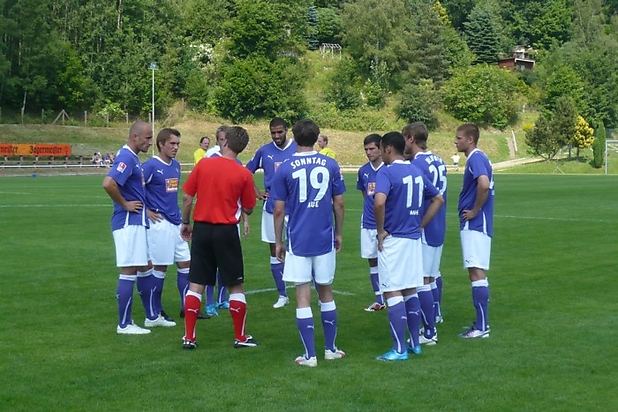 04 Trainer Schmitt stimmt seine zweite Elf auf die 2. Halbzeit ein
