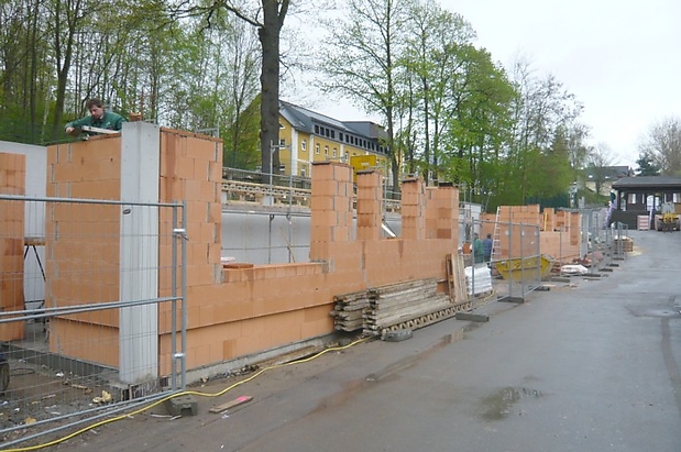 06.05.2010 Neue Toilettenanlage oberhalb der Gegengeraden im Rohbau