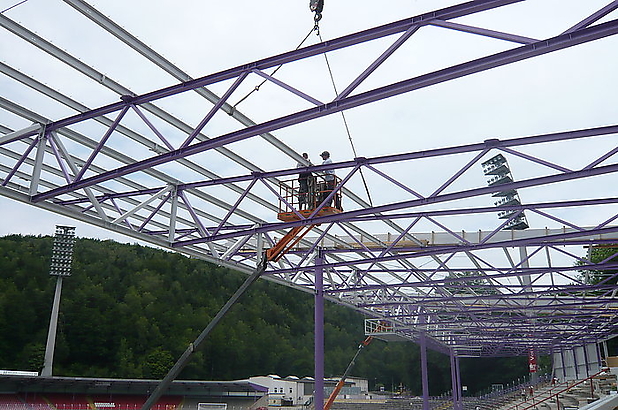 26.07.2010 Stahlarbeiten am Tribünendach in der Endphase.