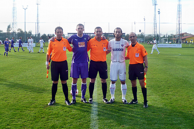 Foto beider Kapitäne und den Schiedsrichtern