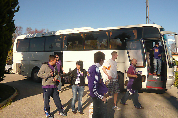 Auer Fans steigen am Spielort aus dem Zubringer Bus