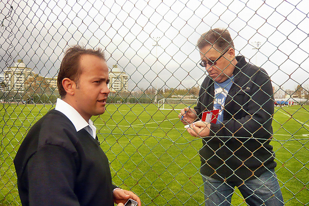 Woko recherchiert für seine Zeitung bei einem Security Man