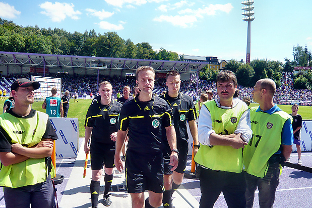 8. das Schiedsrichtergespann nach dem Spiel.v.l.n.r.Sascha Thielert.Peter Gagelmann.Sven Jablonski