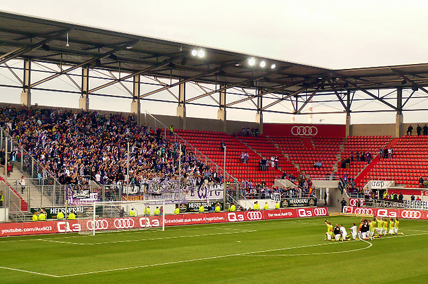 Gekreuzte Hämmer vor dem Block