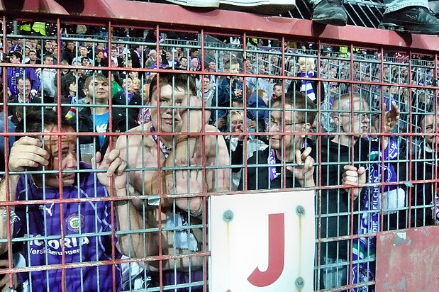 10 Nach dem Spiel am Gästeblock