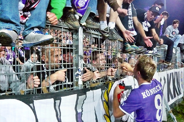 11 Dank an die miitgereisten Fans nach dem Spiel - Torschütze zum 1-3 Maik Könnecke