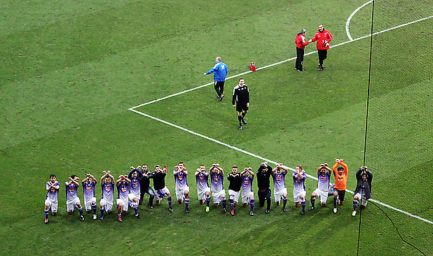 4 gekreuzte Hämmer vor dem Gästeblock