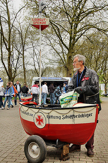 Flaschensammler vorm Stadion