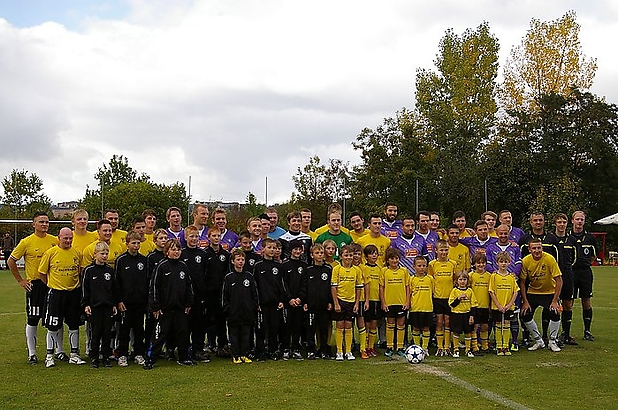 Gruppenbild beider Mannschaften vor dem Anstoß