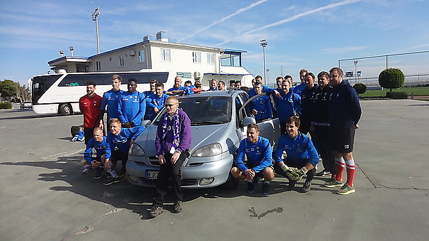 Hook am Trainingsplatz mit Auto und der Mannschaft