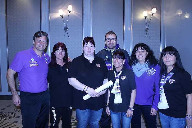 Gruppenbild mit Trainer und Co-Trainer