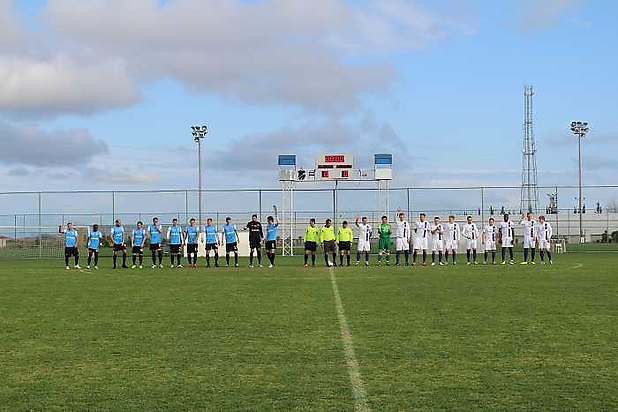 Vor dem Anstoß. Krakow links - Aue rechts.