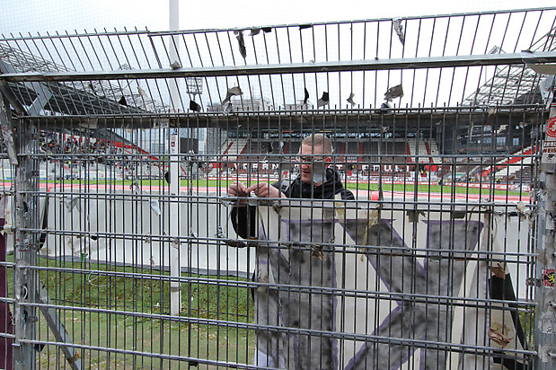 Benny beim Fahne aufhängen