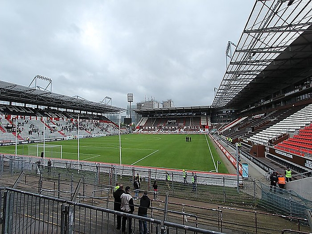 Blick aus Gästeblock kurz nach Stadionöffnung