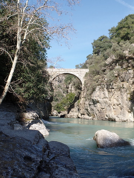 417-Die Eurymedonbrücke, eine römische Brücke über den Eurymedon. Das ausgezeichnet erhaltene Bauwerk ist 14 Meter lang und 3,5 Meter breit. Die lichte Weite des einzigen Bogens beträgt ca. 7 Meter.