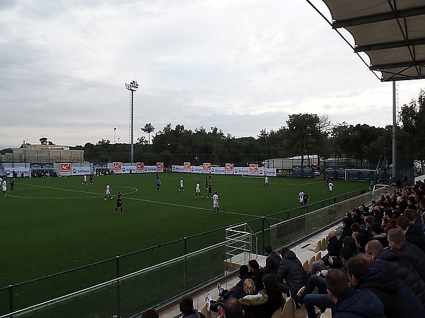 081-Blick von der neuen Tribüne auf dem "Regnum Sports Center" in der 1. Halbzeit. Hier absolvierten die Veilchen im Januar 2012 ihre Trainingseinheiten. Und letztes Jahr spielte man hier gegen den FC Winterthur (3-0).