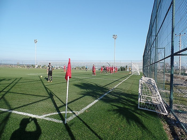 329-Auf dem Platz B gleich nebenan spielte Heidenheim gegen VfB Stuttgart II. Endstand 2-2.